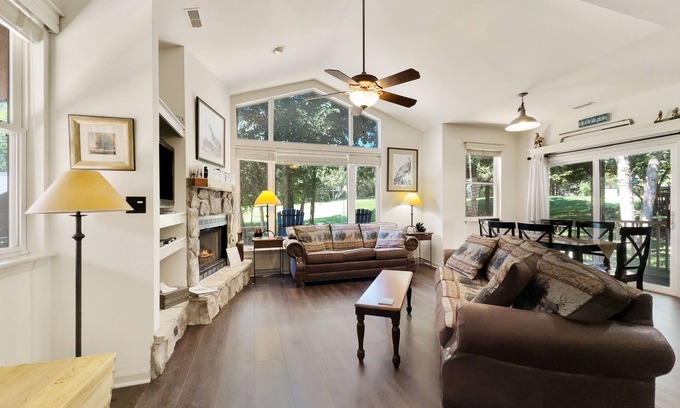 Camdenton Cottage | Cozy cottage inside the Premier Old Kinderhook Golf Resort
