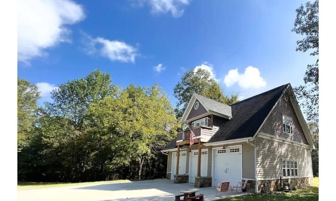 Elberton House | Cozy Cottage - Lake Front - GA Coldwater Retreat