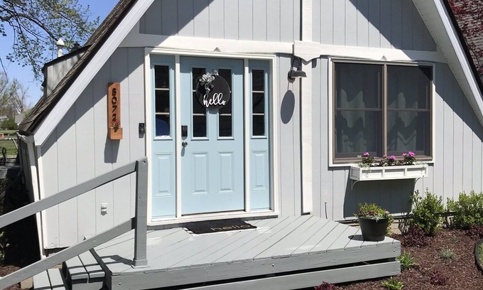 Syracuse Ski Chalet | Cozy cottage—lake Wawasee channel— easy access to lake
