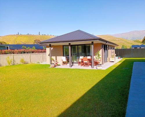 Lowburn House | Cozy Cottage on Begg Lane