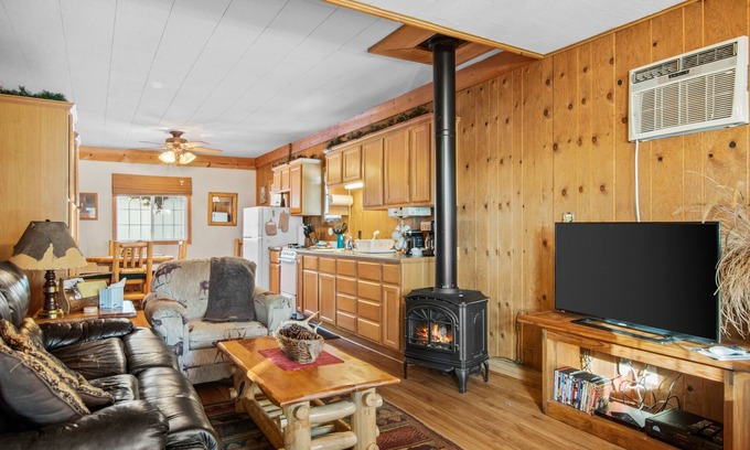 Mercer Cabin | Cozy Cottage on Grand Portage Lake, Right on ATV and Snowmobile Trail!