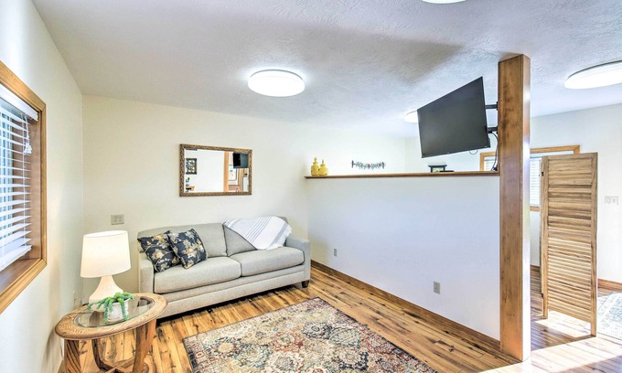 Grantsdale Cottage | Cozy Cottage Studio: Stunning Mountain Views!