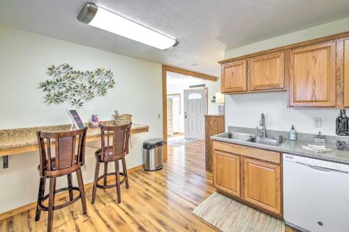 Grantsdale House | Cozy Cottage Studio Stunning Mountain Views!