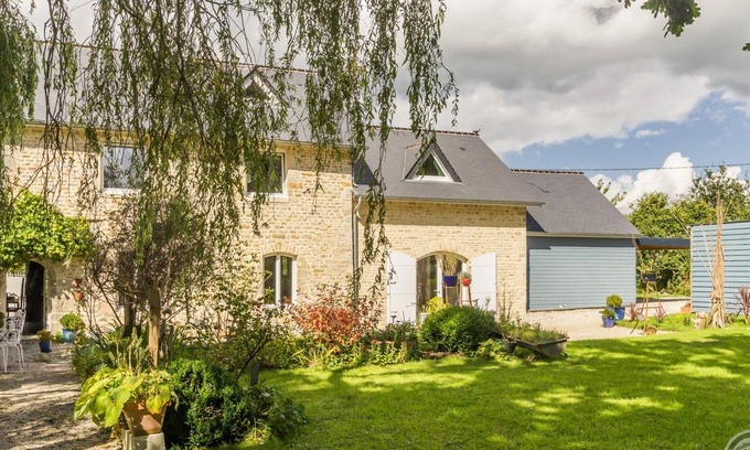 Picauville Apartment | Cozy Cottage with Garden, Terrace & Horse Facilities in Picauville