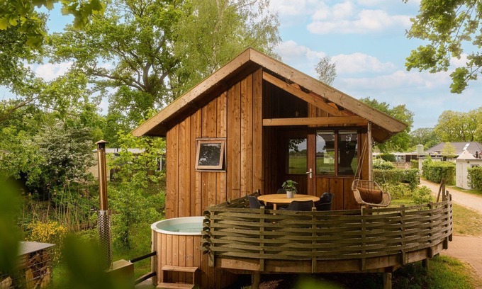 Zuna Cabin | Cozy cottage with hot tub, right on the Regge River. Check out the pictures!