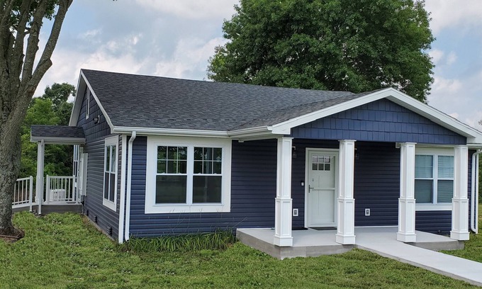 Rogersville House | Cozy Country Cottage near Springfield