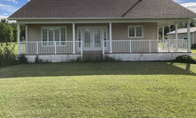 North Glengarry House | Cozy Country Getaway