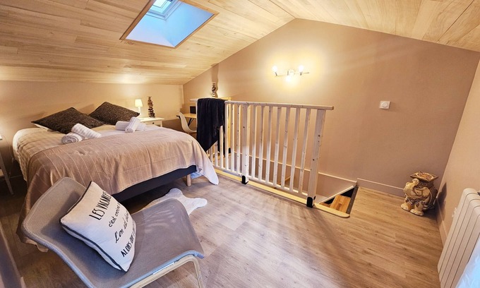 L'Isle-d'Espagnac House | Cozy courtyard side townhouse