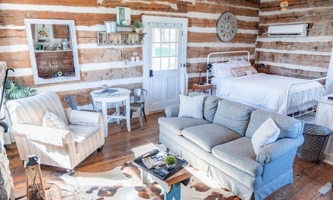 Columbia Cabin | Cozy Crockett's Retreat: Where History Meets Comfort