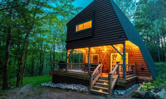 Hague Cabin | COZY CUB CABIN Brookside Lake George, Hot Tub, 24 acres w/Brook