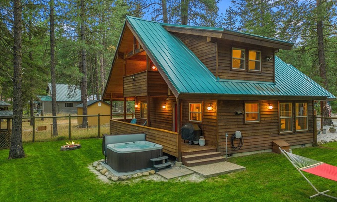 Leavenworth House | Cozy-dog friendly cabin with a hot tub, fireplace, that sleeps 6 guests.