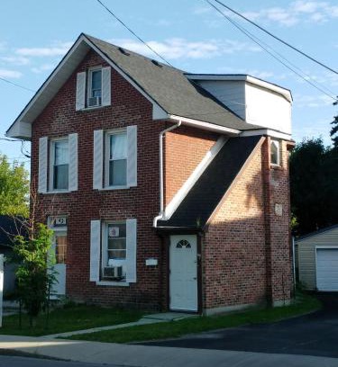 Sunnyside Apartment | Cozy downtown one bedroom free parking