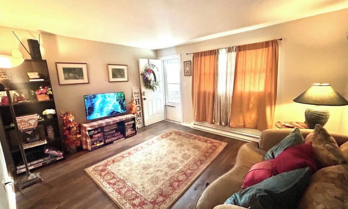 Pittston Apartment | Cozy Downtown Pittston Waterfall Glen 2BR 3 Bd 3 Sofa bed 3 TVs Laundry & Kureg