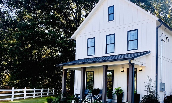Watkinsville House | Cozy Downtown Retreat! Patio + Fire Pit + Garden