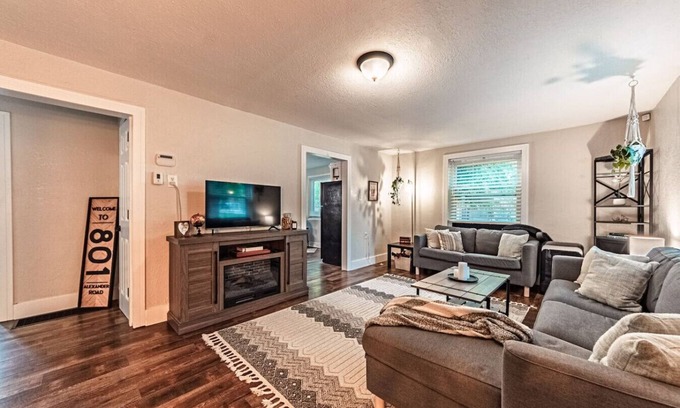 Central Colorado Springs House | Cozy Downtown Bungalow - Hot Tub, AC, Parking
