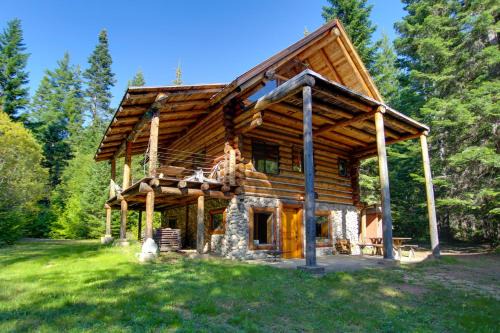 Easton House | Cozy Easton Cabin with Wenatchee Natl Forest Views!