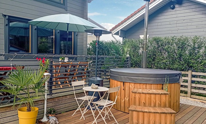 Bourbourg House | Cozy, family-friendly cottage with Finnish wooden bath and panoramic view.