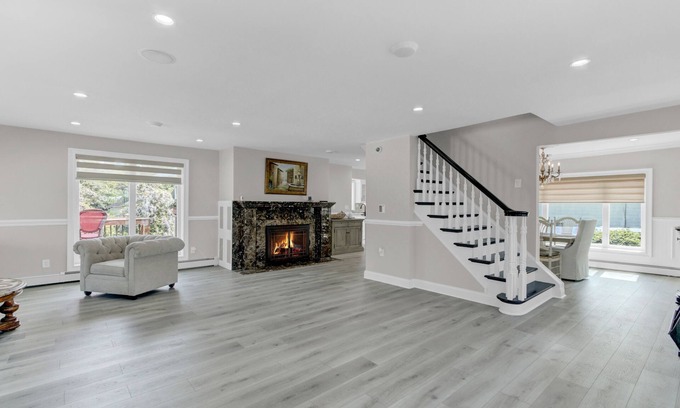 Oakdale House | Cozy family home in Long Island, New York. - Canal Front.