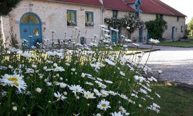 Quaedypre Cottage | Cozy Farmhouse in Quaëdypre: Sleeps 12, Private Garden, Near Dunkirk Beaches, WiFi & Baby Gear