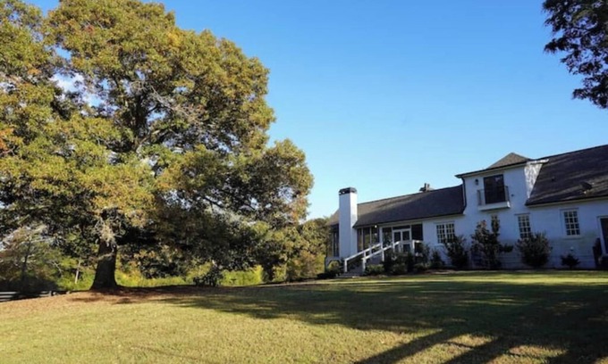 Bogart House | Cozy Farmhouse in Watkinsville