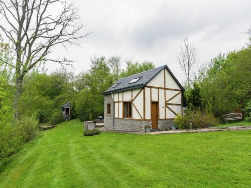 Awenne House | Cozy Forest Cottage in Awenne