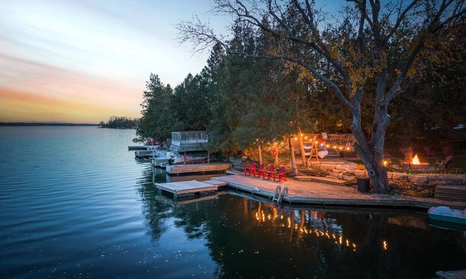 Fenelon Falls Cottage | Cozy Four-Season Lakefront Cottage With Hot Tub