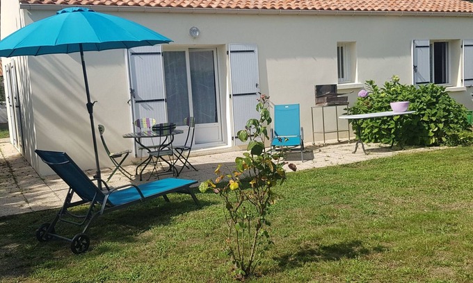 Saint-Hilaire-de-Chaleons Cottage | Cozy Traditional House with Garden, Garage, and WiFi – Near Beaches and City Centers