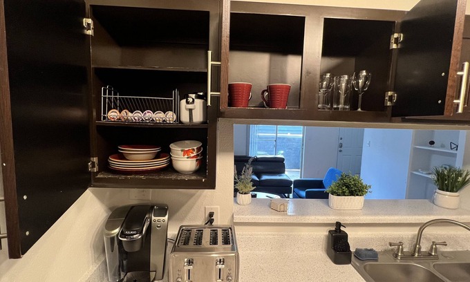 East Riverside - Oltorf Apartment | Cozy Fully Equipped Central ATX Apt Room 2