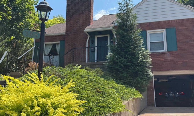 South Hills House | Cozy Furnished 3 Bedroom Mount Lebanon Home 15 Minutes From Downtown Pittsburgh
