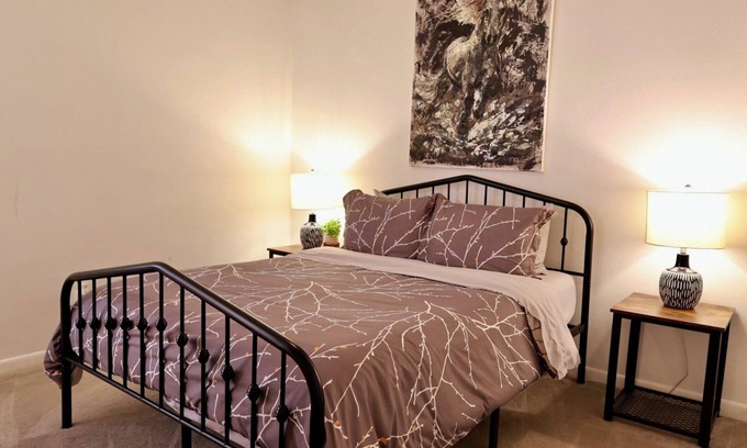 Westover House | Cozy, gallery-inspired stay, 5min to Fort Liberty