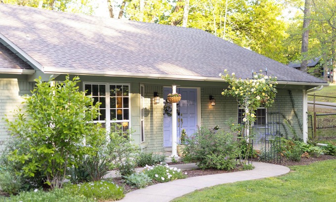 Jenks House | Cozy Garden House at Spain Ranch. Peaceful backyard & patio overlooks pond