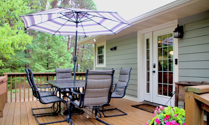 Holcombe House | Cozy Getaway:3BR, clean, Stargazing, Nearby Trails & Live Music, Adventure Await