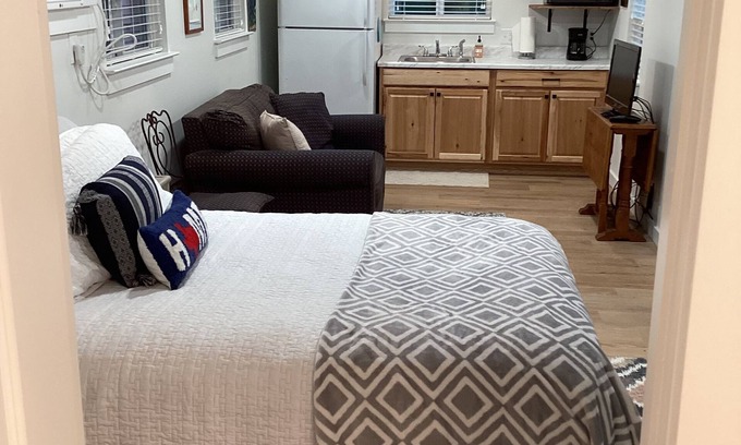 Camp Swift House | Cozy Guest House - Bastrop, TXnRelax in the pines!