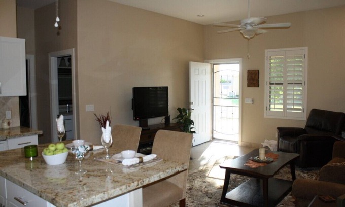 Peoria House | Cozy Guest House with King Size Bed