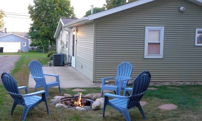Shelbyville House | Cozy Gun Lake Hideaway