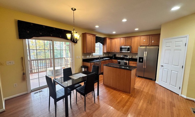 Holly Glen House | Cozy Haven in pleasant Holly Springs with jacuzzi, fireplace & outdoor firepit