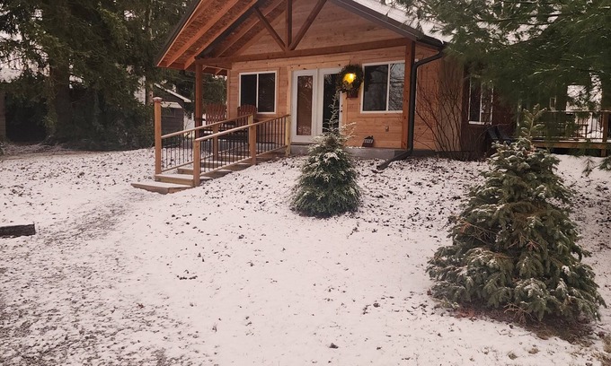Westford Cabin | Cozy (heated/AC) clean cabin near Ohio side Pymatuning Lake
