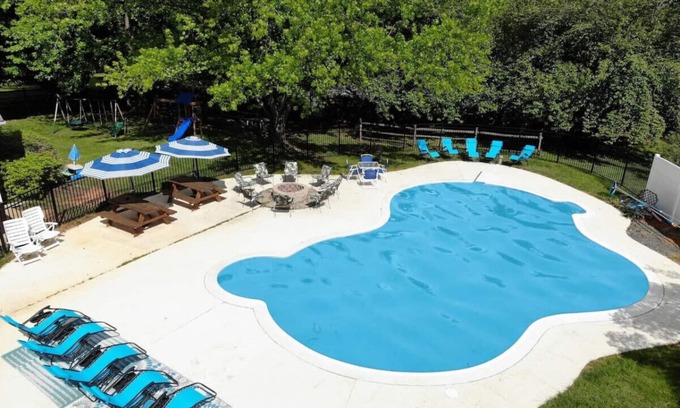 Lovettsville House | Cozy Hemingway Retreat 3500sf HotTub Pool Tennis Ct