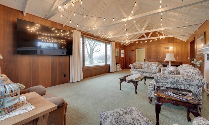 Hillsdale House | Cozy Hillsdale Home ~ 1 Mi to Baw Beese Lake!