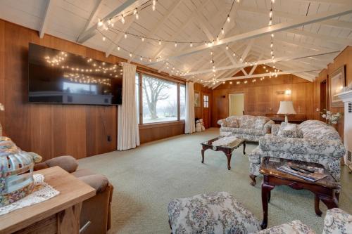 Hillsdale House | Cozy Hillsdale Home about 1 Mi to Baw Beese Lake!