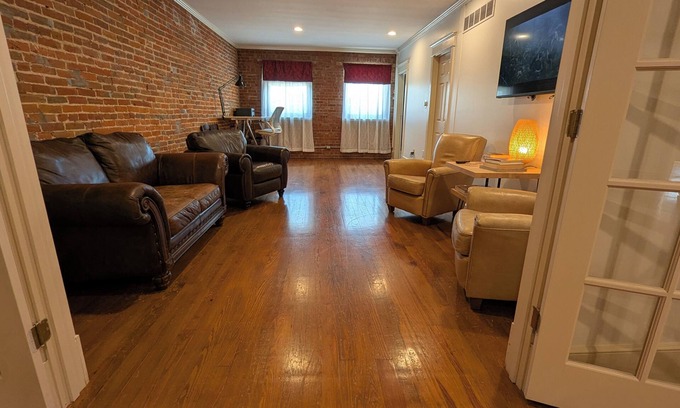 Lexington Apartment | Cozy Historic Downtown Lexington Apartment