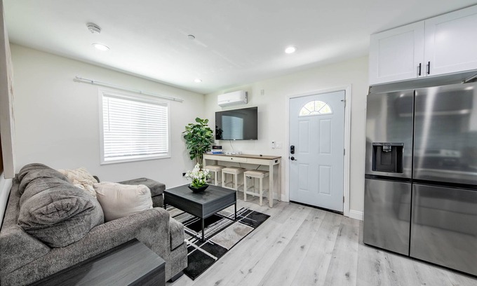 Alhambra House | Cozy home 2bed near DTLA w/Parking