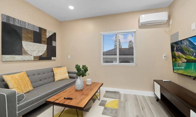 Altadena House | Cozy Home｜6 Min to Beach｜30 Days Minimum