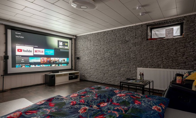 Niederzwehren Apartment | Cozy home cinema | PS4 & Netflix