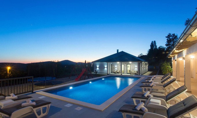Trilj House | Cozy home in Caporice with WiFi