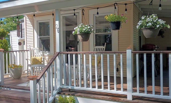 Branford Cottage | Cozy Home near private beach , close to New Haven area colleges Hospitals