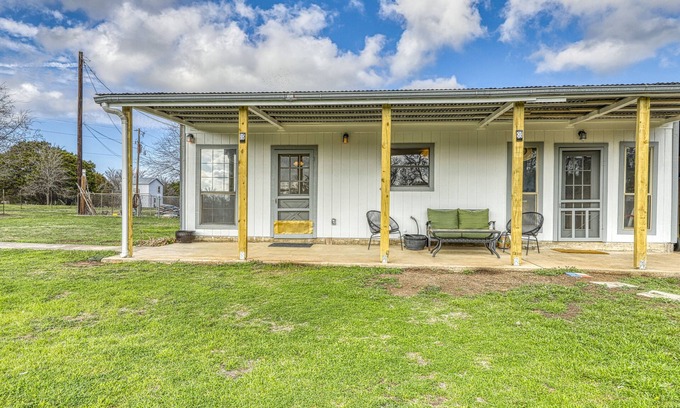 Liberty Hill House | Cozy home near river access with firepit & playground