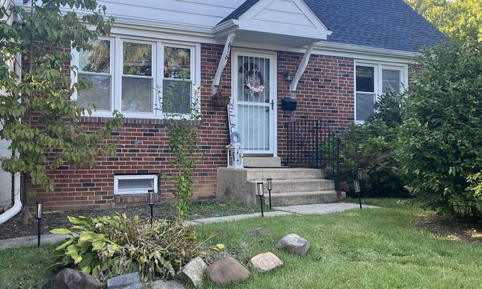 Newark House | Cozy home near UD Campus and Main Street. Quiet neighborhood, has a fireplace!