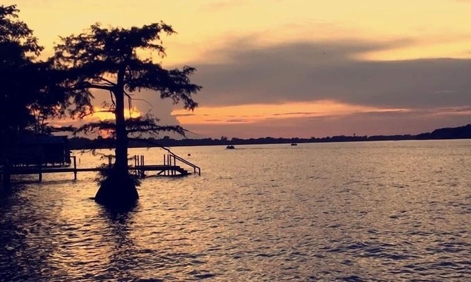 Ferriday House | Cozy home on Lake St. John. Pet friendly. Perfect for families and hunters.