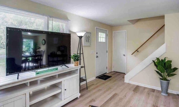 West Henrietta House | ~Cozy Home~ Steps to RIT by UofR/Airport/DWTN w/AC